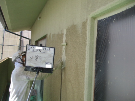 外壁中塗り　ローラー塗布　アレスダイナミックトップ